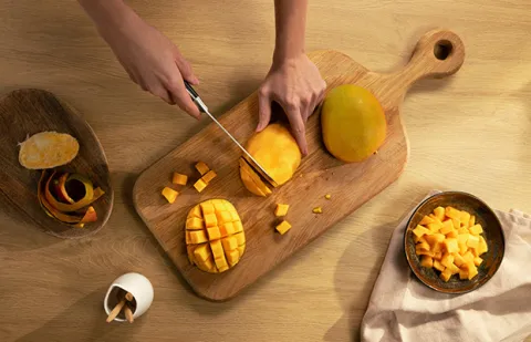 Cutting mangoes