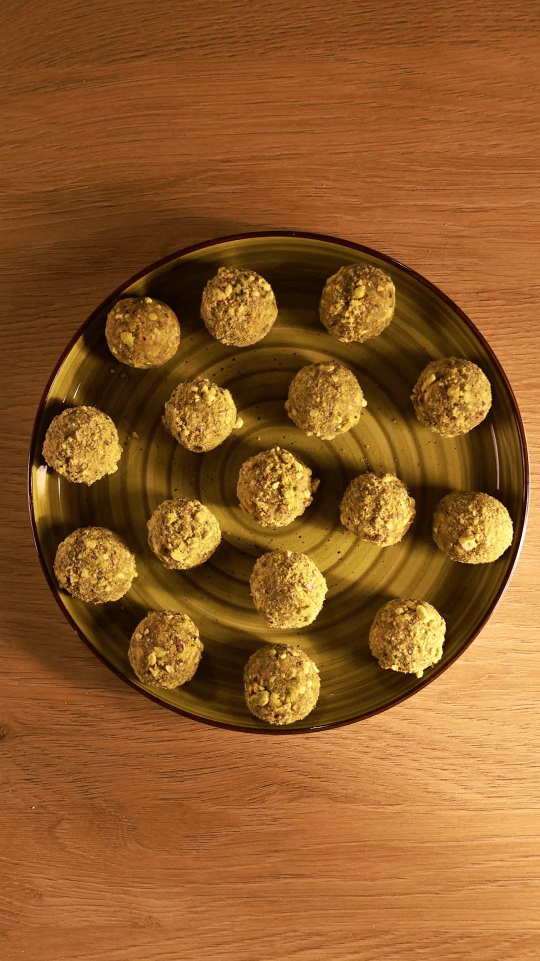 P260002_Pepsico_february_06_QUAKER_OAT_CRUSTED_PISTACHIO_BALLS_GL_ENG.png